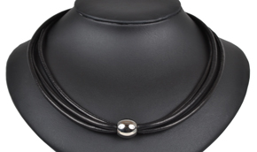 Kort halskæde i sort kalveskind med blankpoleret kugle magnetlås. 3 rækker. Tykkelse 3,5 mm.